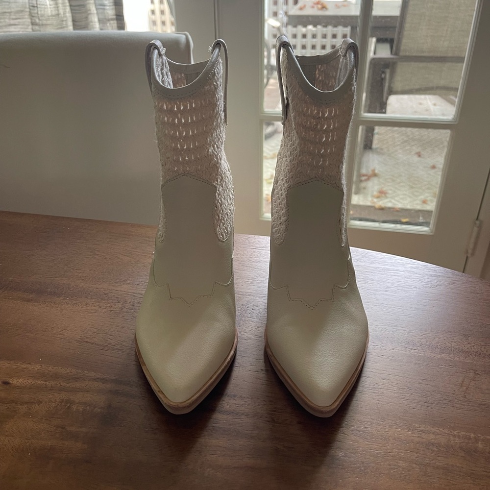 Dolce vita Short white boots BRAND NEW